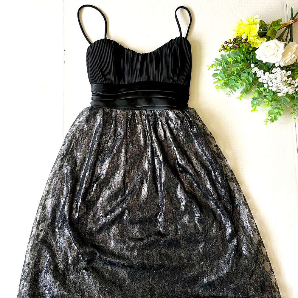 Gorgeous knee length black dress - size small